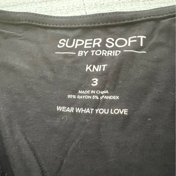Torrid Soft Short Sleeve Shirt NWT Size 3 - Black - Picture 2 of 7